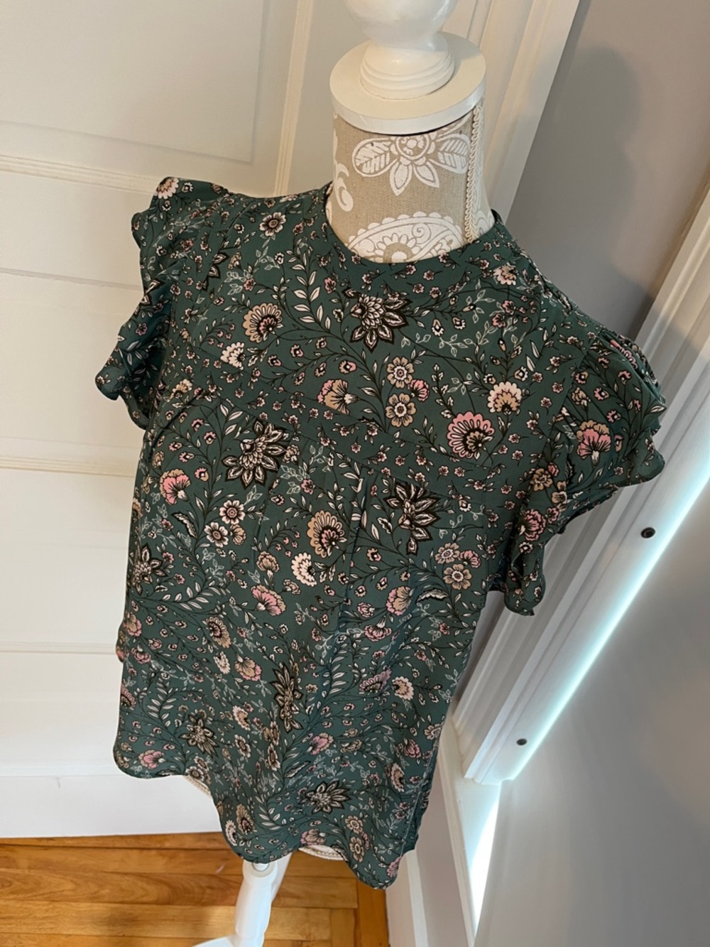 DR2 Size S Floral Ruffle Cap-Sleeve Blouse Light Green Pink - Picture 2 of 9